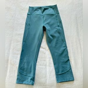 Lululemon cropped workout leggings size 6.